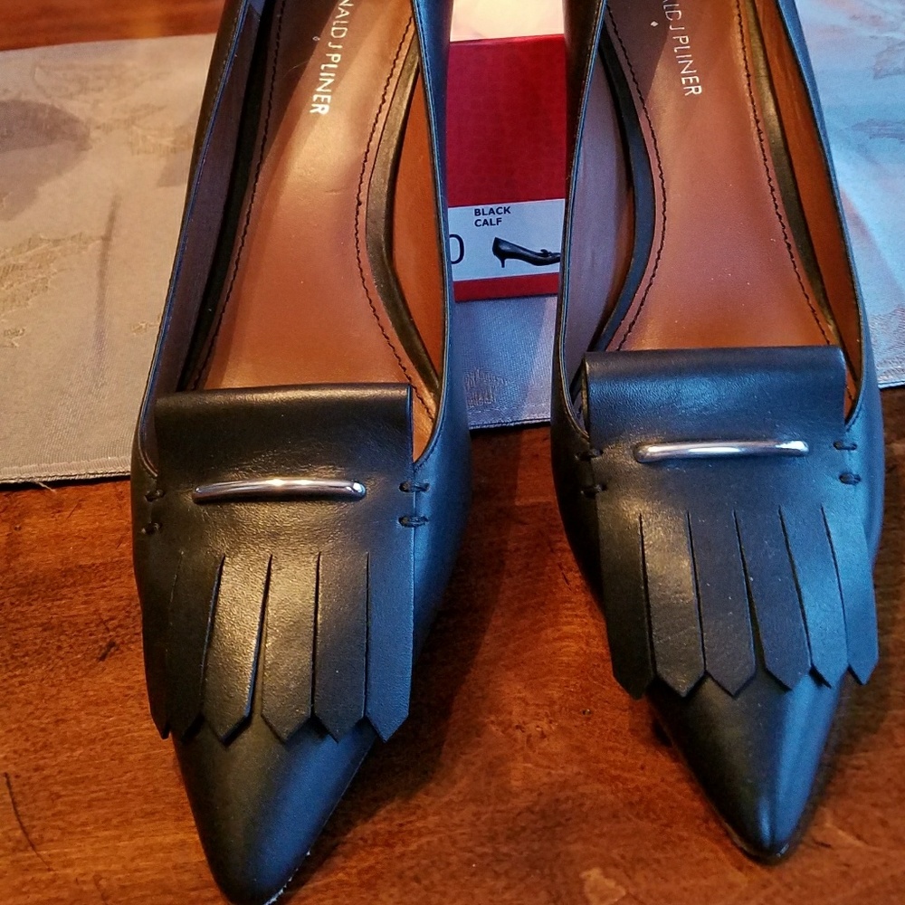 Donald J Pliner black calf leather heels size 10
